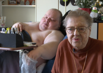 Arco weegt 354 kilo: “Mijn zieke moeder van 88 jaar moet voor mij zorgen”