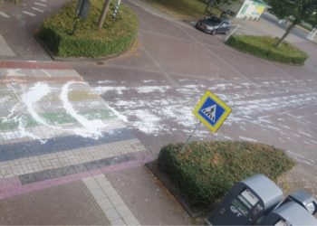 Opnieuw regenboogzebrapad beklad met witte verf in Heiloo