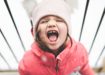 Claire: “Mijn dochter (4) schopt altijd scene in het openbaar, wat kan ik doen?”