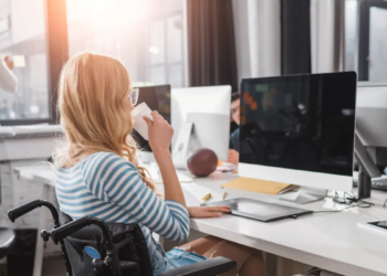 Sophie: “Mijn collega ruikt behoorlijk naar zweet, moet ik daar iets van zeggen?”
