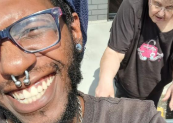 Devon (27) is stapelverliefd op de 74-jarige Kathy: “Ik wil met haar trouwen”