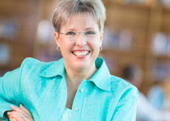 Directrice Marleen (46) wil analoge klokken op school vervangen: “Leerlingen kunnen niet klok kijken”