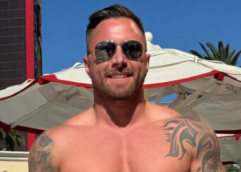 Karl vindt zichzelf te knap om zijn kinderen naar school te brengen: “Vrouwen glijden van het schoolplein”