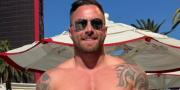 Karl vindt zichzelf te knap om zijn kinderen naar school te brengen: “Vrouwen glijden van het schoolplein”