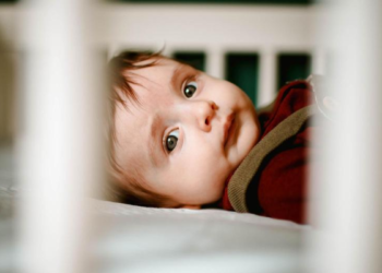 Dilemma Emma: ‘Kan ik mijn baby alleen thuis laten als ik mijn dochter van school haal?’