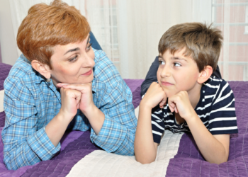 Mona (39): “Mijn kind van 10 slaapt elke nacht bij ons in bed omdat hij bang is alleen te zijn. Is dit normaal?”