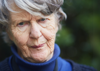 Marlies (68) heeft last van barbecueënde buren: “Altijd maar die vieze walmen”