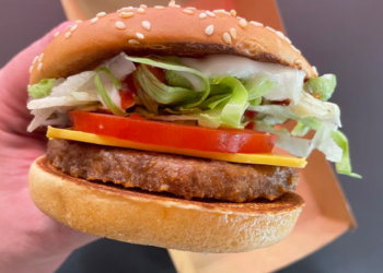 Vegetariër (45) barst in tranen uit na het vinden van bacon in haar ‘vega burger’ van McDonald’s