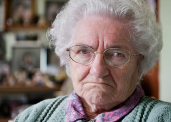 Alice (83): “Mijn kleinkinderen vinden mij oud en saai, ze komen nooit langs”