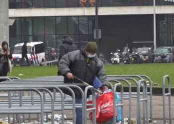 Rachid (48) vult bijstandsuitkering aan met blikjes: “Al duizenden euro’s extra verdiend