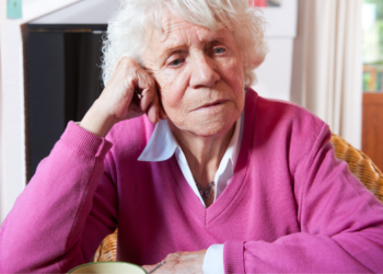 Rita (81): “Ik kan moeilijk rondkomen van mijn AOW, heeft iemand tips?”