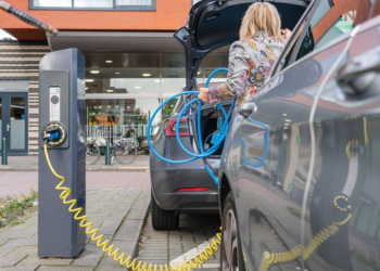 Onderzoek: Elektrische auto verkoop stort in, vraag naar brandstofauto’s stijgt