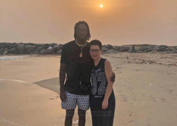 Mona (51) slaat Nigeriaanse internetliefde (24) aan de haak: “Voor hem laat ik zonder moeite alles achter”