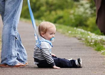 Els doet haar kleinzoon een tuigje met riem om: “Mensen blaffen naar hem”