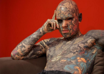 Terecht of niet? Getatoeëerde leerkracht krijgt verbod om les te geven aan kleuters omdat hij ’te eng’ zou zijn