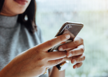 Annet (36) ontvangt Tikkie met absurd hoog bedrag van haar moeder: “Ik pas niet gratis op”