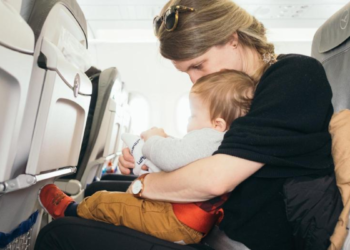 Amber (32): “Ik wil op vakantie met het vliegtuig, maar mijn kind krijst veel”