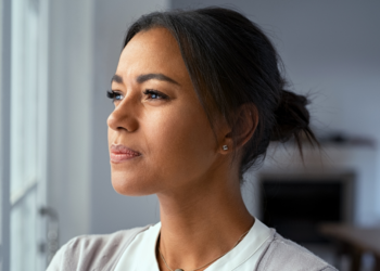 Zoey (36) ziet steeds andere vrouwen bij haar buurman: “Mag ik me hiermee bemoeien?”