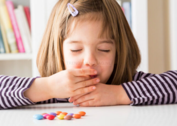 Evelien (34) is boos: “Hoe durft ze mijn dochter na school snoep te geven?!”