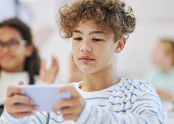 Jantine (40): “Kan ik mijn zoon van 14 verbieden zijn smartphone mee naar school te nemen?”