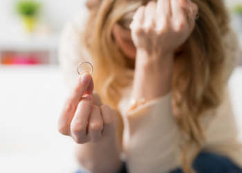 Jasmijn is boos: “Zes maanden na het overlijden van mijn man wil schoonfamilie mijn ring terug”