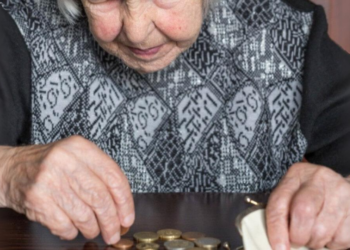 Antje (84) wil een kopje thee drinken, maar wordt geweigerd: “Alleen pinnen toegestaan”