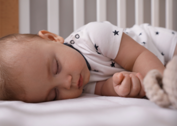 “Ik laat mijn baby een paar minuten alleen thuis als ik boodschappen doe, en anderen hebben hier een mening over”