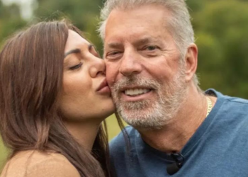 De schatrijke vriend van Carrie is 33 jaar ouder: “Eerst wilde ik hem uitmelken en weer vertrekken”