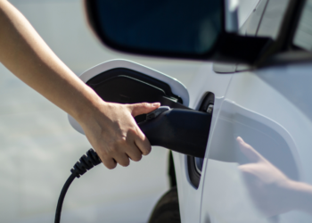 De verkoop van elektrische auto’s neemt af, terwijl brandstofauto’s steeds populairder worden