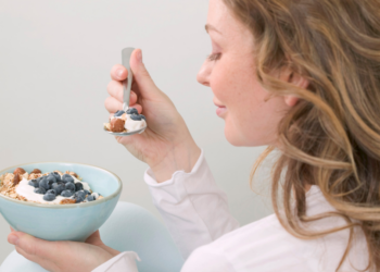 Elise (34): “Mijn vriend neemt mijn dieet niet serieus en eet vaak ongezond, wat moet ik doen?”