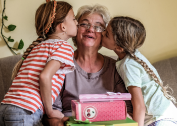 Oma Els (70) mag geen cadeaus meer geven: “Mijn dochter vindt dat ik ze te veel verwen”