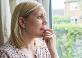 Elsa (39): “Mijn man wil niet dat ik werk, maar ik voel me gevangen in huis”