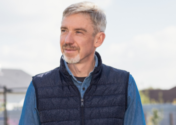 Erik (45): “Mijn vrienden lachen me uit omdat ik nu met een elektrische auto rijd, maar ik ben trots op mijn keuze”