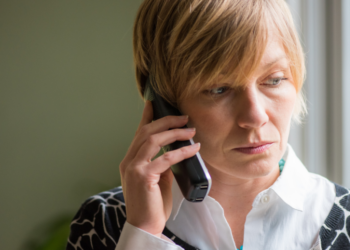 Eva (45) over de ruzie met de buren: “Hun smaakloze voortuin doet afbreuk aan ons hele huis”