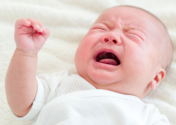 Experts beweren: Intelligente baby’s worden vaker wakker en slapen minder