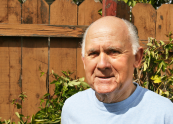 Gert (68): “Ik wil mijn spaargeld gebruiken voor een vakantiehuis, maar mijn kinderen vinden dat ik moet sparen”