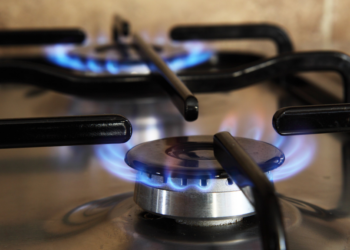 Gezondheidsorganisaties slaan alarm: Koken op gas mogelijk schadelijk voor kinderen