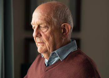 Henk (75): “Sinds mijn vrouw is overleden voel ik me eenzaam, zelfs mijn kinderen bellen nauwelijks”