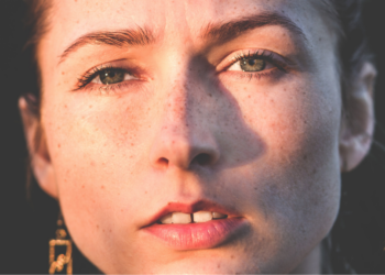 Isabel (32): “Ik zie nu al op tegen de kerst, omdat ik mijn dochters geen cadeautjes kan geven”