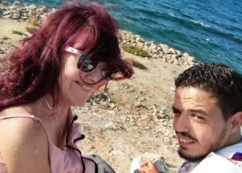 Isabel (62) is smoorverliefd op internetliefje Bayram (26): “Hij wil met mij trouwen om hier samen oud te worden”