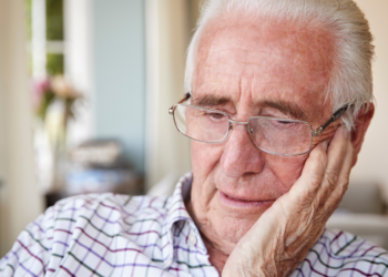 Jan (72) voelt zich alleen in zijn seniorenflat: “De buren groeten niet eens”