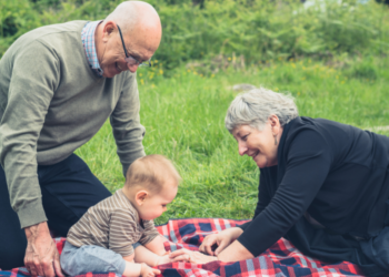 Laura (36) is woest: “Mijn schoonouders houden zich niet aan onze regels als ze oppassen”