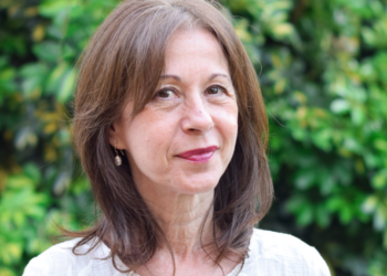 Loes (57): “Mijn zoon wil op wereldreis, maar ik vind dat hij zijn geld verspilt”