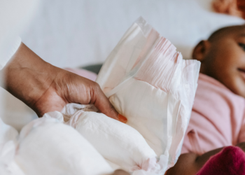 Selma mag van de eigenaar baby niet in restaurant verschonen: “Kan in de openbare wc’s”