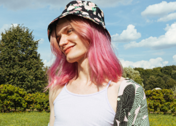 Mila (32) vermijdt genderstereotypen in de opvoeding: “Kleur en speelgoed moeten geen rol spelen in wie mijn kind wordt”