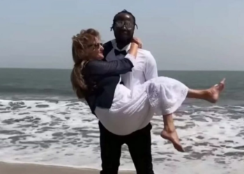 Mona (51) smoorverliefd op Nigeriaanse internetliefde (24): “Hij wilt zó graag bij mij komen wonen”