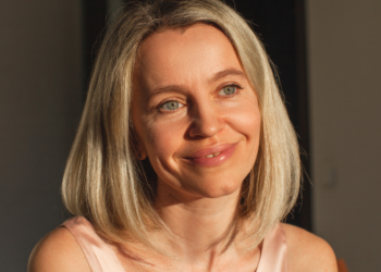 Monique vond haar bevalling niet pijnlijk: “Ik zou het zo weer doen”