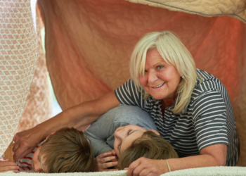 Vera’s schoonmoeder komt wekelijks logeren om op te passen: “Inbreuk op onze privacy”