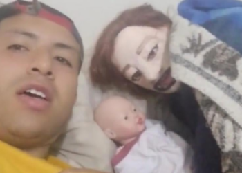 Christian (27) verwelkomt derde kind met pop: “Het was niet gepland”