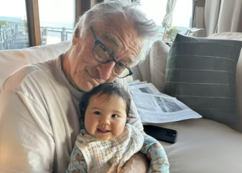 80-jarige Robert heeft zijn zevende kind verwelkomt: “Ik ben trots om opnieuw vader te zijn”